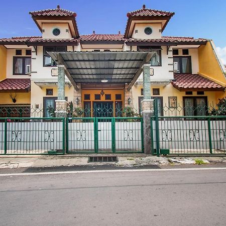 Oyo 3217 The Ts Homestay Malang Kültér fotó