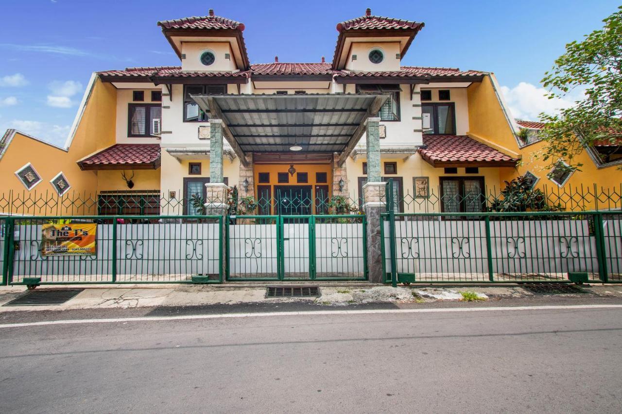 Oyo 3217 The Ts Homestay Malang Kültér fotó