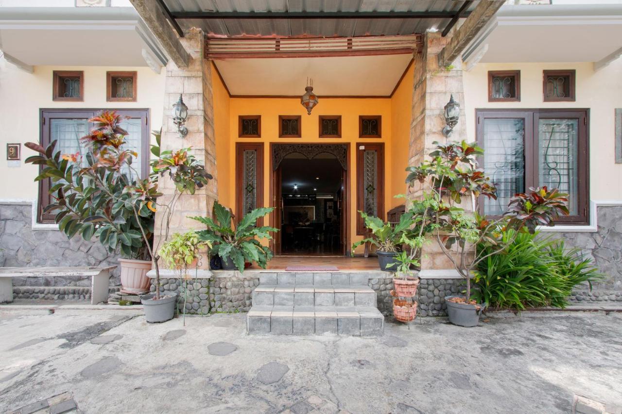 Oyo 3217 The Ts Homestay Malang Kültér fotó